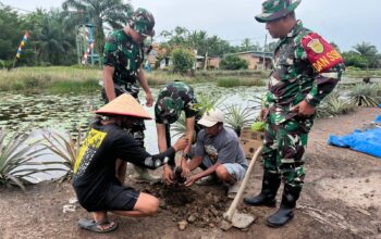 Peduli Lingkungan, Satgas TMMD ke-127 Bersama Warga Tanam Pohon di Bantaran Sungai Desa Wonosari