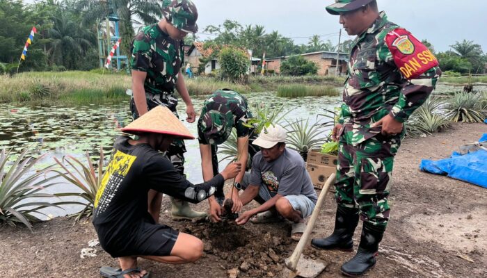 Peduli Lingkungan, Satgas TMMD ke-127 Bersama Warga Tanam Pohon di Bantaran Sungai Desa Wonosari
