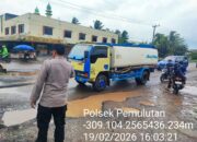 POLSEK PEMULUTAN LAKSANAKAN GIAT STRONG POINT, SAMPAIKAN IMBAUAN KESELAMATAN DI TITIK JALAN BERLUBANG