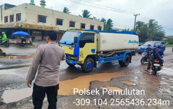 POLSEK PEMULUTAN LAKSANAKAN GIAT STRONG POINT, SAMPAIKAN IMBAUAN KESELAMATAN DI TITIK JALAN BERLUBANG