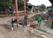 Semangat Tanpa Lelah di Bulan Suci, Kodim 0402/OKI-OI Percepat Pembangunan Jembatan Gantung Desa Embacang