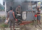 Warung Kopi di Dua Ilir Palembang Ludes Terbakar, Babinsa Koramil 418-05/Lemabang Sigap Bantu Padamkan Api