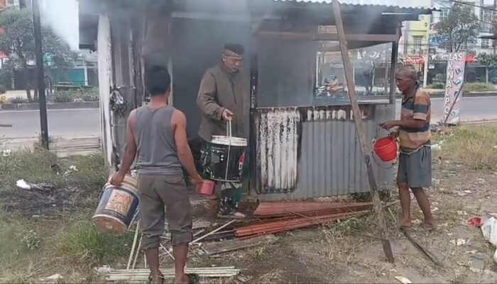 Warung Kopi di Dua Ilir Palembang Ludes Terbakar, Babinsa Koramil 418-05/Lemabang Sigap Bantu Padamkan Api