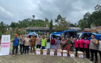 Polres OKU Selatan dan Bhayangkari Gerak Cepat Salurkan Bantuan bagi Korban Banjir Bandang dan Longsor di Manduriang