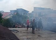 Babinsa Lawang Kidul Koramil 418-05/Lemabang Sigap Tangani Kebakaran