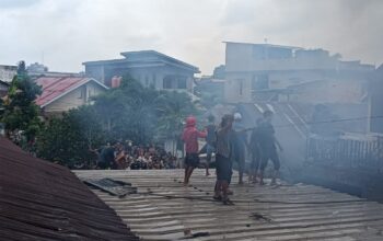 Babinsa Lawang Kidul Koramil 418-05/Lemabang Sigap Tangani Kebakaran