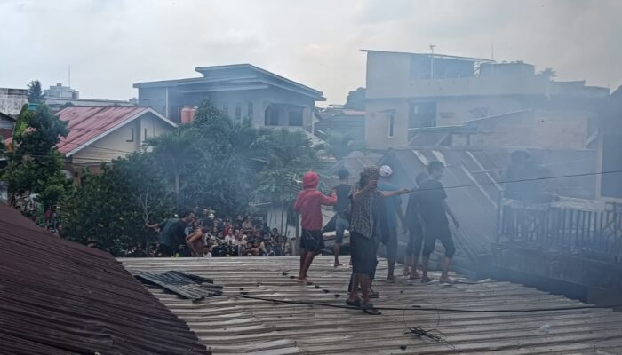 Babinsa Lawang Kidul Koramil 418-05/Lemabang Sigap Tangani Kebakaran