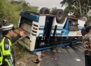 Bus Angkut 28 Penumpang Terguling di Tepian Danau Ranau OKU Selatan, Tiga Korban Luka Berat