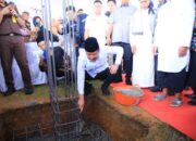 Wagub Sumsel Cik Ujang Letakkan Batu Pertama Masjid Baitul Huda di OKU Timur, Simbol Penguatan Nilai Keimanan