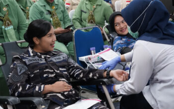 Wujud Kepedulian Sosial, Ketua Dharma Pertiwi Daerah B Hadiri Donor Darah Dalam Rangka Apel Bersama Wanita TNI dan HUT Ke-62 Dharma Pertiwi