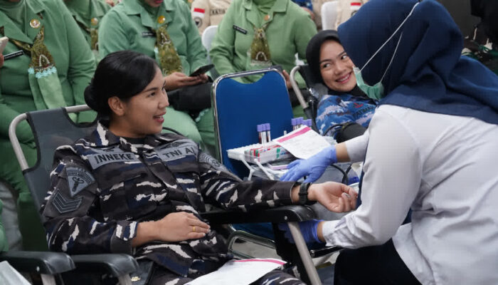 Wujud Kepedulian Sosial, Ketua Dharma Pertiwi Daerah B Hadiri Donor Darah Dalam Rangka Apel Bersama Wanita TNI dan HUT Ke-62 Dharma Pertiwi