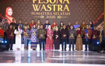 Ketua Dekranasda Feby Deru Tampilkan Inovasi Batik Sembagi dan Sulam Mudawaroh di Fashion Show Wastra Sumsel 2026