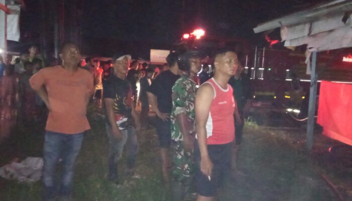 Gerak Cepat Babinsa Tangani Kebakaran di Palembang, Satu Rumah Usaha Hangus Terbakar