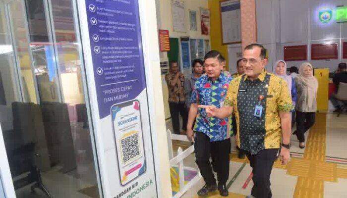 Sekda Sumsel Edward Candra Pastikan Layanan Tetap Optimal, Sidak Dinas PMPTSP di Hari Pertama WFH