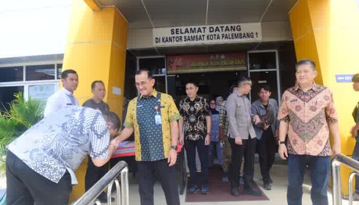 Sekda Sumsel Edward Candra Tinjau Pelayanan Samsat UPTB I Palembang, Pastikan Tetap Optimal di Tengah WFH