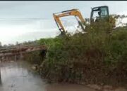 Sinergi Tanpa Batas! TNI dan Warga Campur Sari Gotong-royong Bangun Jembatan: Bentuk Kemanunggalan TNI-Rakyat