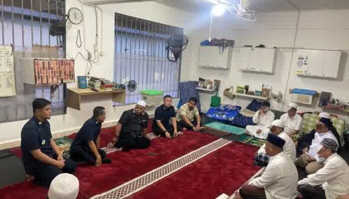 Perkuat Pembinaan Kepribadian, Kabid P3KI Kanwil Ditjenpas Sumsel Gelar Shalat Magrib dan Tausiah di Rutan Palembang