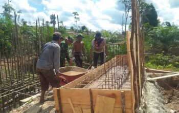 Gotong Royong bersama Tanpa Lelah : Kodim 0406/Lubuk Linggau dan Warga Sinergi bersama Bangun Jembatan Beton Desa Sungai Kijang