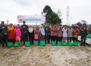 Tak Hanya Tinjau Latihan Kesiapan Prajurit Yonif 147/KGJ : Pangdam II/Swj Sapa dan Berbagi Sembako dengan Warga Semendo