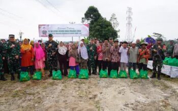 Tak Hanya Tinjau Latihan Kesiapan Prajurit Yonif 147/KGJ : Pangdam II/Swj Sapa dan Berbagi Sembako dengan Warga Semendo
