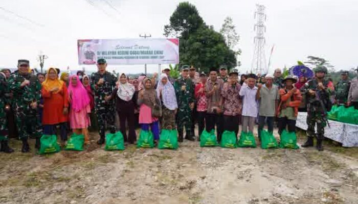 Tak Hanya Tinjau Latihan Kesiapan Prajurit Yonif 147/KGJ : Pangdam II/Swj Sapa dan Berbagi Sembako dengan Warga Semendo
