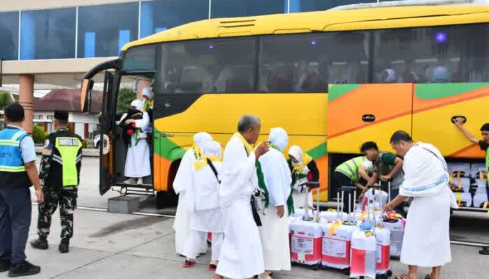 Kloter 11 Embarkasi Palembang Berangkat ke Tanah Suci, Jemaah Kenakan Pakaian Ihram Sejak dari Asrama Haji