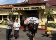 Wujud Kepedulian Sosial, Kapolda Sumsel Serahkan Hewan Kurban untuk Pesantren di Musi Rawas
