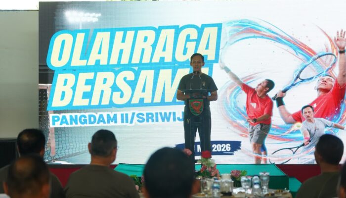 Penuh Keakraban dan Jaga Kebugaran! Intip Momen Pangdam II/Swj dan Ketua Persit KCK Olahraga Bersama di Lapangan Tenis Indoor Zidam II/Swj