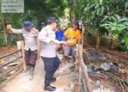 Polri Hadir untuk Masyarakat, Polres OKI dan Brimob Turun Langsung Perbaiki Jembatan Rusak di Pampangan
