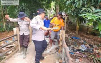 Polri Hadir untuk Masyarakat, Polres OKI dan Brimob Turun Langsung Perbaiki Jembatan Rusak di Pampangan