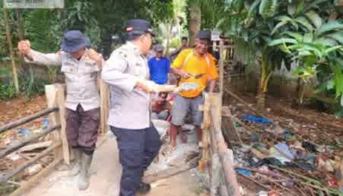 Polri Hadir untuk Masyarakat, Polres OKI dan Brimob Turun Langsung Perbaiki Jembatan Rusak di Pampangan