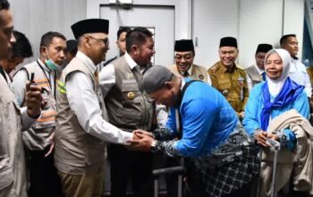 Menteri Haji Irfan Yusuf Lepas Kloter 9 Palembang, Ingatkan Jemaah Jaga Kesehatan di Tanah Suci