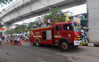 Damkar Palembang Bikin Flying Fox Gratis untuk Anak-Anak di CFD depan Masjid Agung Palembang