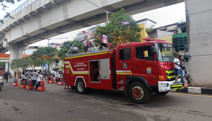 Damkar Palembang Bikin Flying Fox Gratis untuk Anak-Anak di CFD depan Masjid Agung Palembang