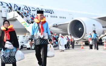 Sambut Kepulangan 443 Jemaah Haji Kloter 2, Wagub Cik Ujang Sampaikan Rasa Haru dan Syukur