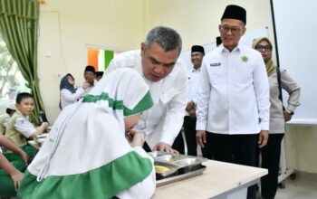 Suasana Hangat Saat Irjen Kemenag Tinjau Makan Bergizi Gratis di MIN 2 Palembang: “Makanannya Enak, Gurunya Baik!”