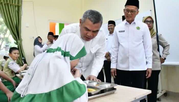 Suasana Hangat Saat Irjen Kemenag Tinjau Makan Bergizi Gratis di MIN 2 Palembang: “Makanannya Enak, Gurunya Baik!”