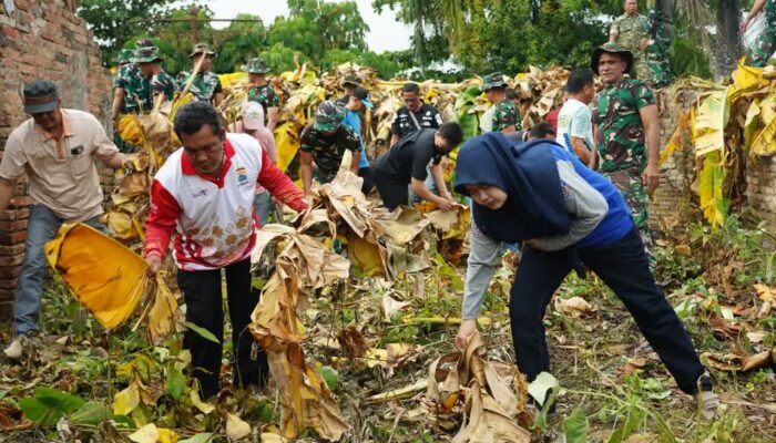 Dukung Gerakan Indonesia Asri, Ratusan Personel Gabungan TNI-Pemkot Bersihkan Ikon Sejarah BKB Palembang