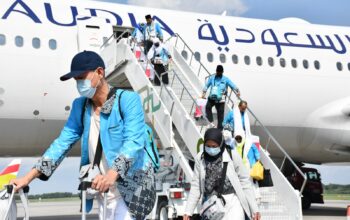 Tiba di Tanah Air, Kakanwil Kemenhaj Sumsel Sambut Hangat Kedatangan Jemaah Haji Kloter 14