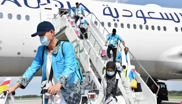 Tiba di Tanah Air, Kakanwil Kemenhaj Sumsel Sambut Hangat Kedatangan Jemaah Haji Kloter 14
