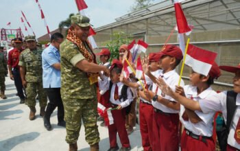 Kasad Tinjau Jembatan Gantung Garuda Di OKU dan Bagikan 1.000 Box Sembako* : *”TNI Harus Hadir Menjadi Solusi Di Tengah Kesulitan Rakyat”