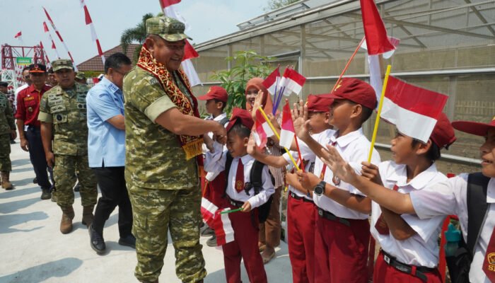 Kasad Tinjau Jembatan Gantung Garuda Di OKU dan Bagikan 1.000 Box Sembako* : *”TNI Harus Hadir Menjadi Solusi Di Tengah Kesulitan Rakyat”