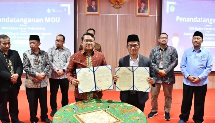 Hadiri Penyerahan Beasiswa UIN Raden Fatah, Kakanwil Kemenag Sumsel Teken Kerja Sama dan Apresiasi PLN