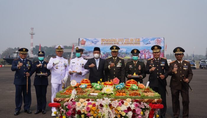Syukuran HUT Ke-81 TNI di Lanud SMH Palembang, Kasdam II/Swj Potong Tumpeng Sebagai Simbol Kebersamaan dan Regenerasi